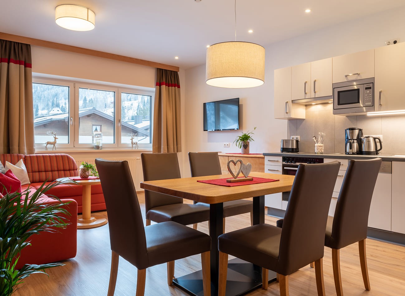 Heller Essplatz mit moderner K&uuml;che im Classic Appartement A2 der Appartements Schattauer