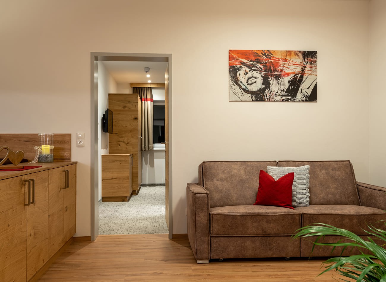 Komfortabler Wohnbereich mit Sofa im Deluxe Appartement A3 der Appartements Schattauer