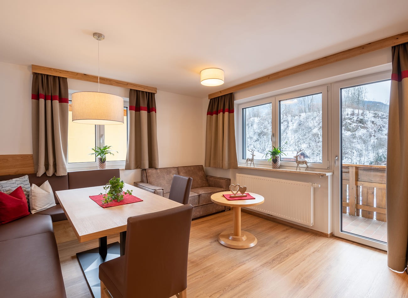 Freundlicher Wohn- und Essbereich mit Balkon im Premium Appartement B1/C1 in Wagrain