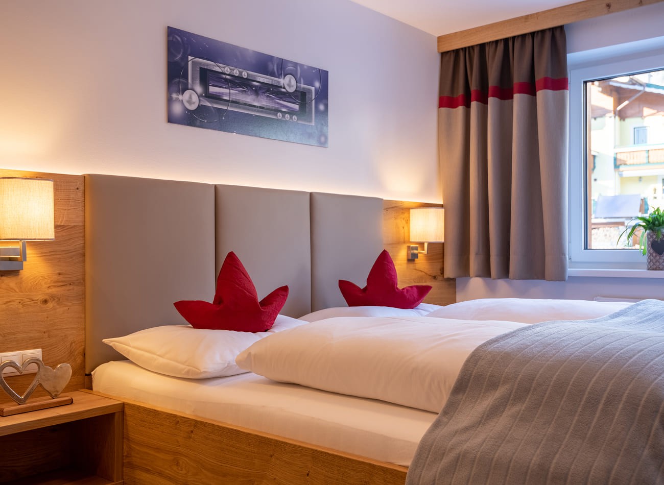 Gem&uuml;tliches Schlafzimmer mit Doppelbett im Premium Appartement B1/C1 der Appartements Schattauer
