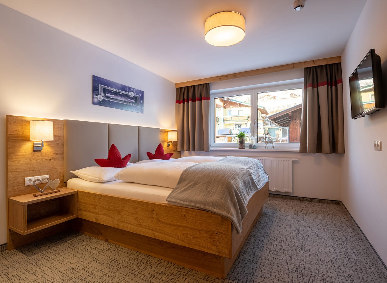 Helles Schlafzimmer mit Blick nach drau&szlig;en im Premium Appartement B1/C1