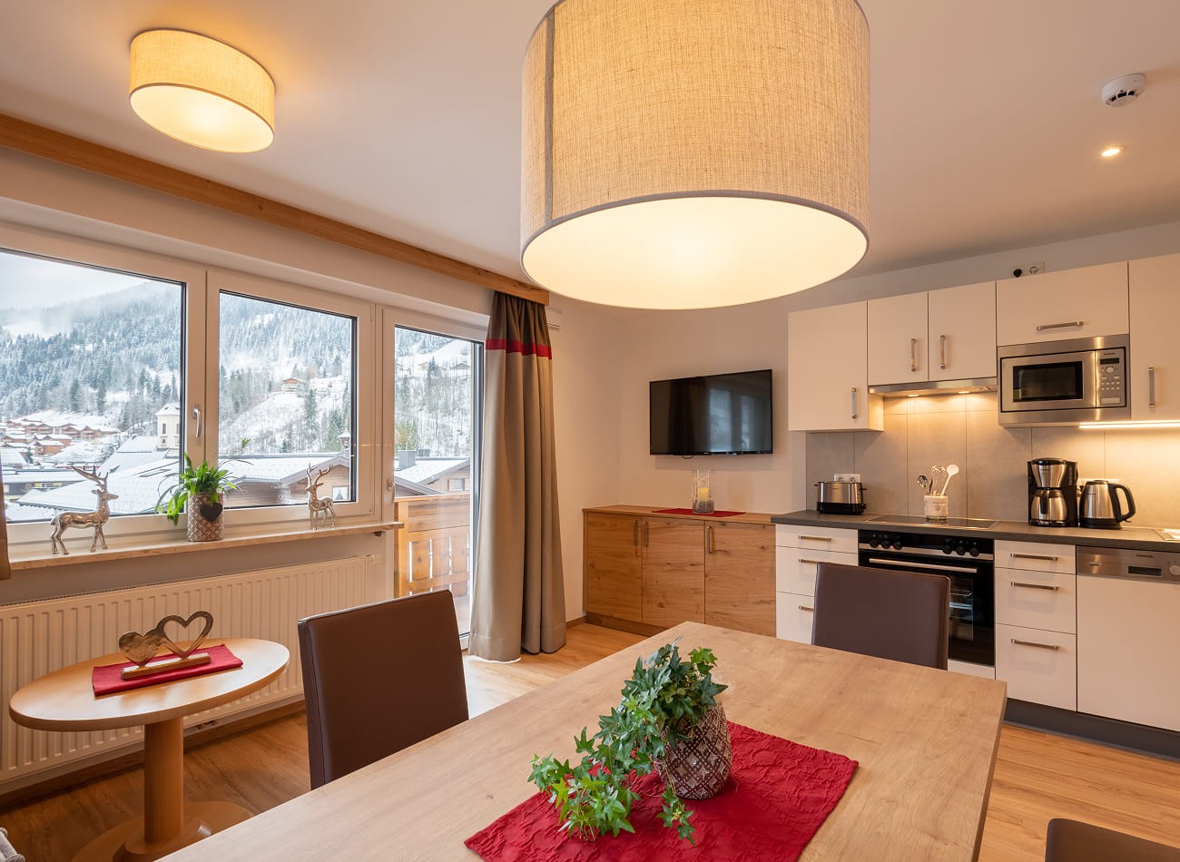 Stilvoller Essbereich mit voll ausgestatteter K&uuml;che im Premium Appartement B1/C1