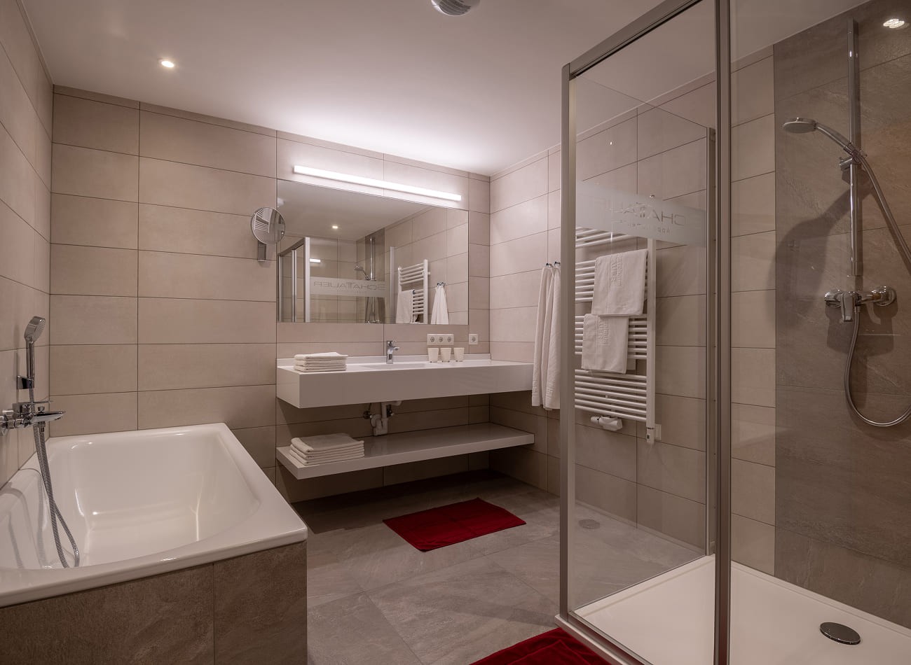 Gro&szlig;z&uuml;giges Badezimmer mit Dusche und Badewanne im Superior Appartement B2/C2