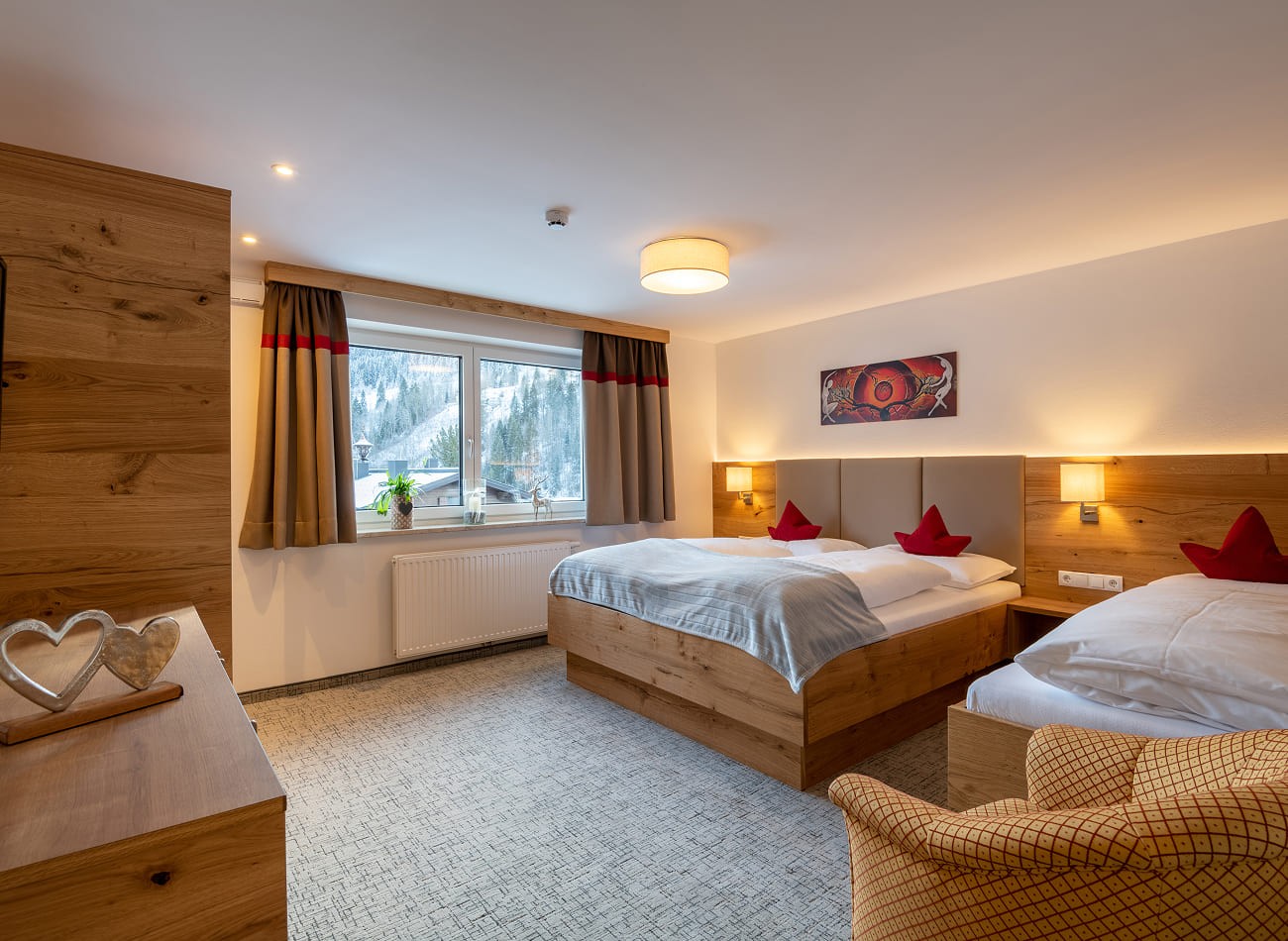 Ger&auml;umiges Schlafzimmer mit gem&uuml;tlicher Sitzecke im Superior Appartement B2/C2