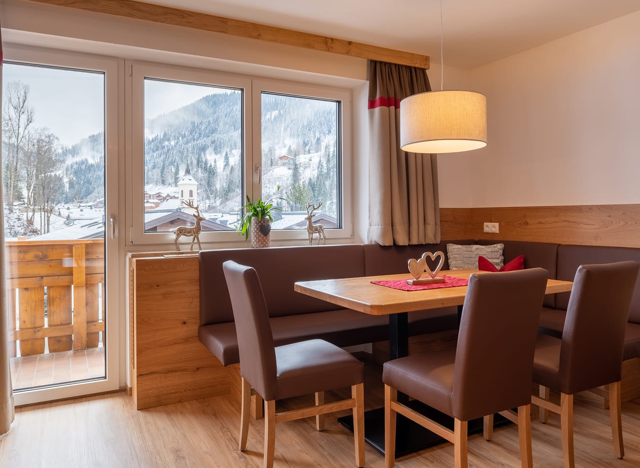 Gem&uuml;tlicher Essbereich mit Balkon im Superior Appartement B2/C2 der Appartements Schattauer