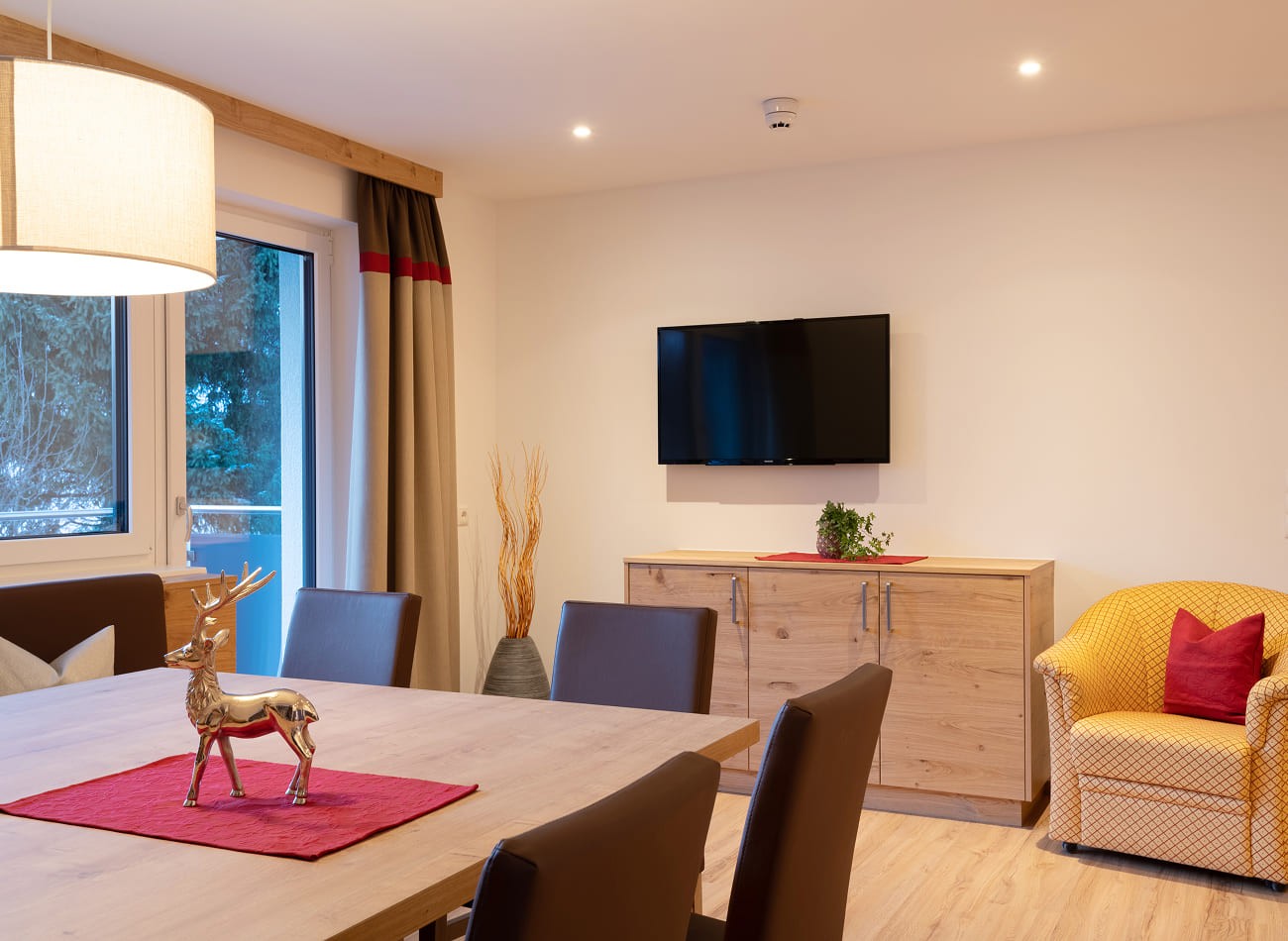Heller Wohnbereich mit TV und komfortabler Einrichtung im Deluxe Appartement B3/C3
