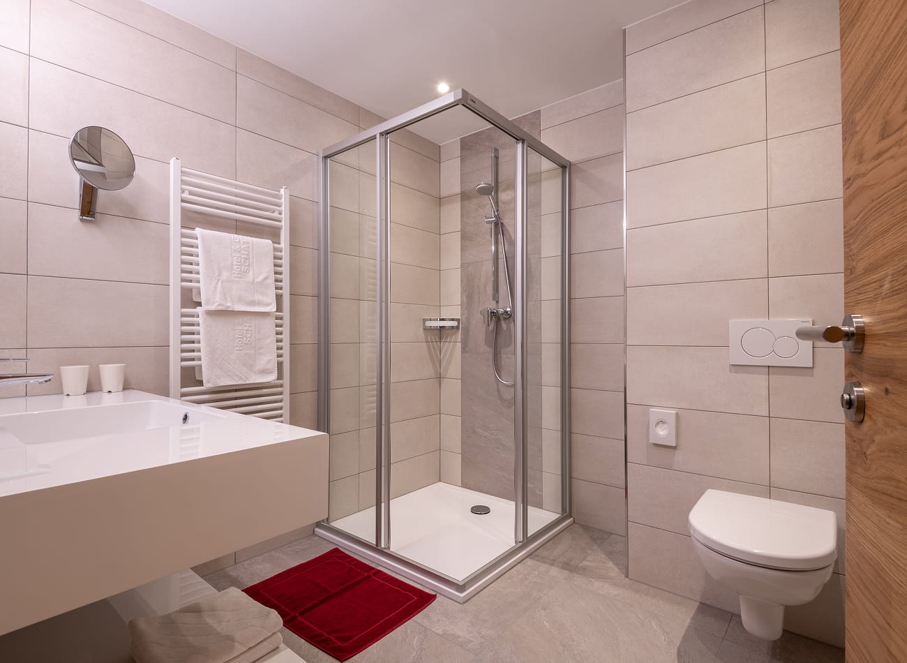Modernes Badezimmer mit Dusche im Studio D1 der Appartements Schattauer in Wagrain