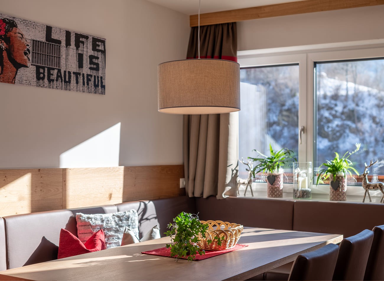Heller Essbereich mit Blick ins Gr&uuml;ne im Superior Appartement D2 in Wagrain