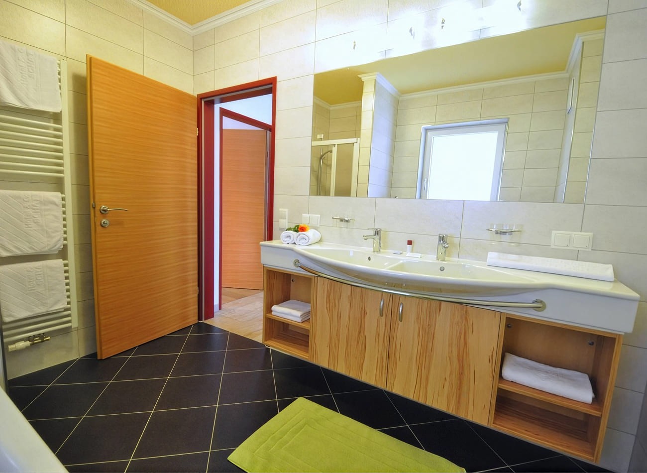 Modernes Badezimmer mit Doppelwaschbecken im Classic Appartement E2 der Appartements Schattauer in Wagrain