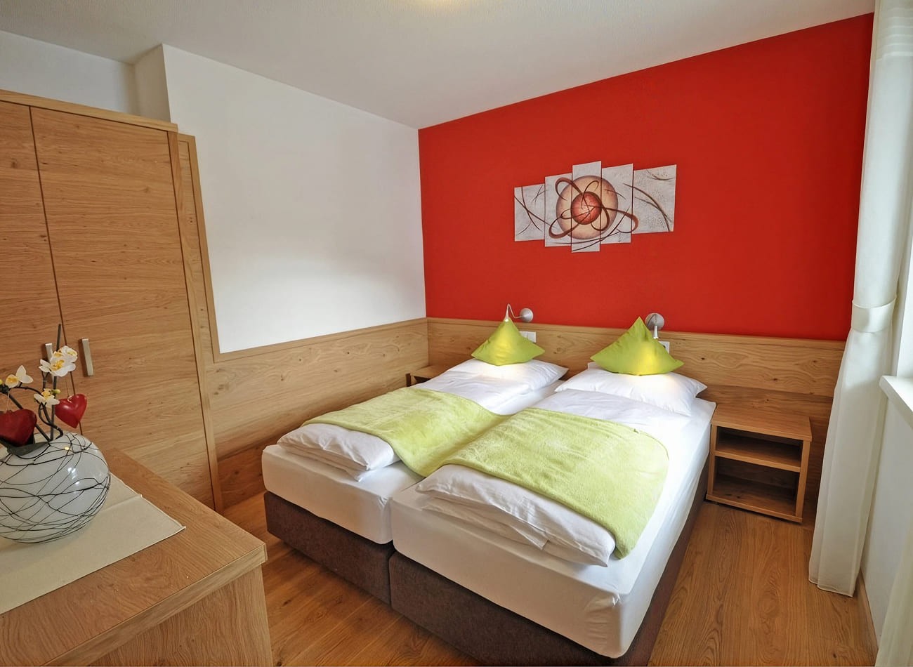 Gem&uuml;tliches Schlafzimmer mit Doppelbett im Classic Appartement E2 der Appartements Schattauer