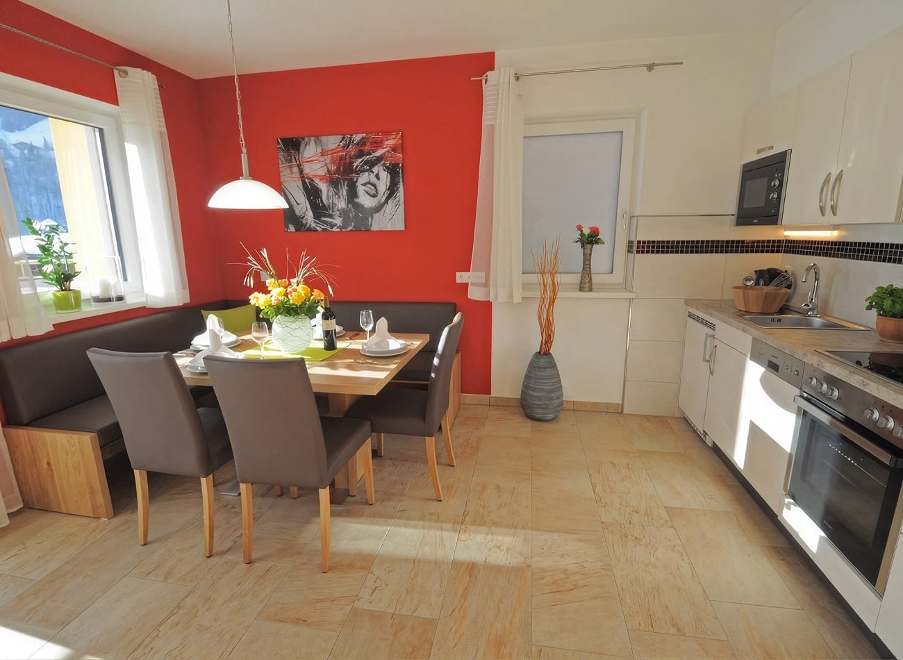 Heller Wohn- und Essbereich mit voll ausgestatteter K&uuml;che im Classic Appartement E2