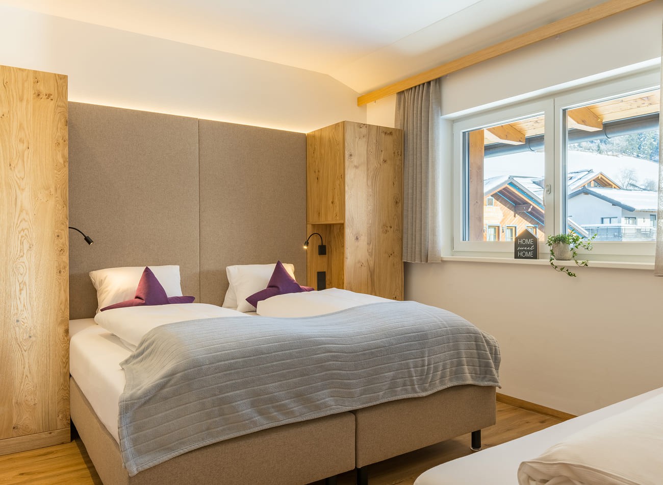 Modernes Schlafzimmer mit Doppelbett im Premium Appartement F1/F2 f&uuml;r bis zu 5 Personen