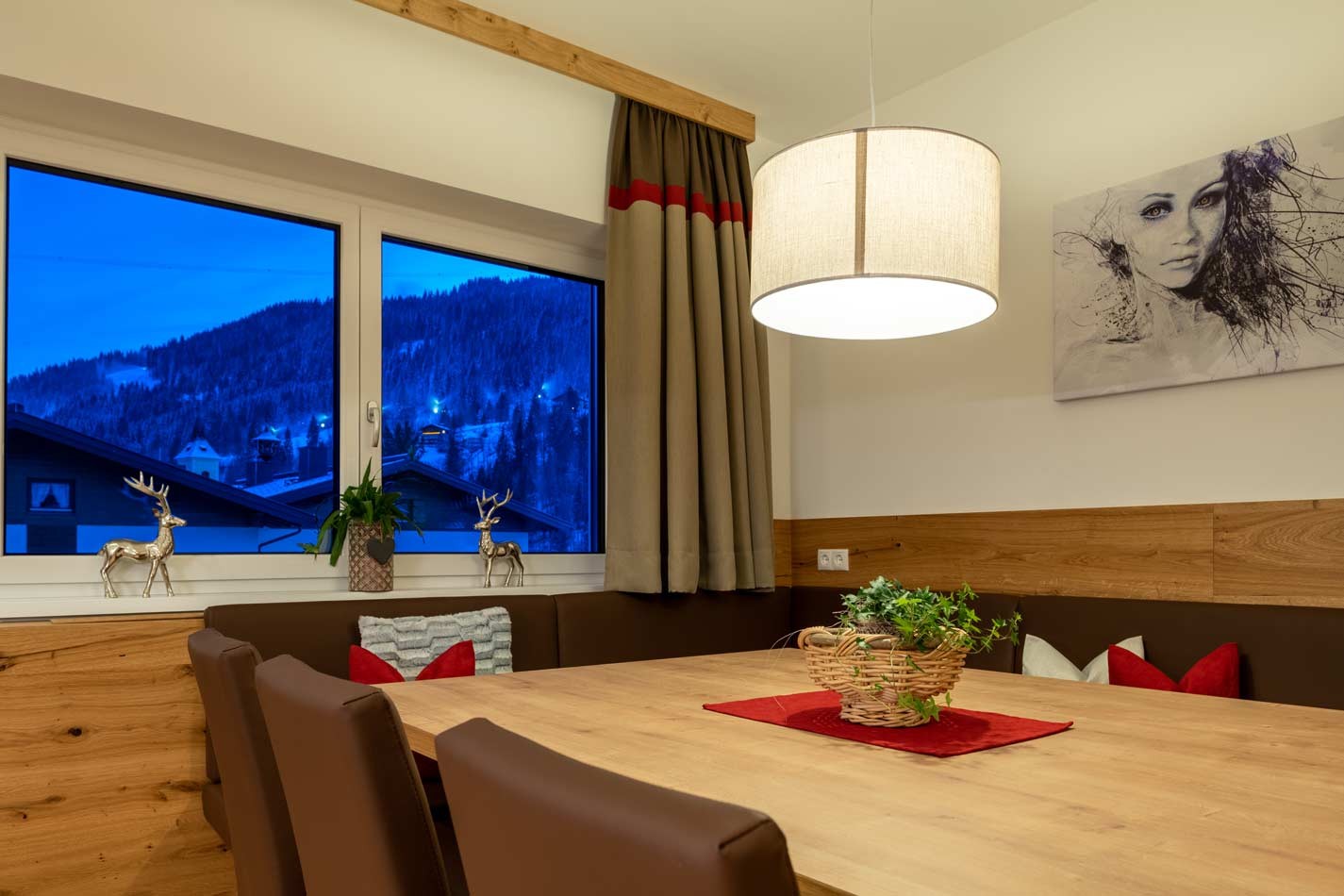 Gem&uuml;tlicher Esstisch mit Panoramablick