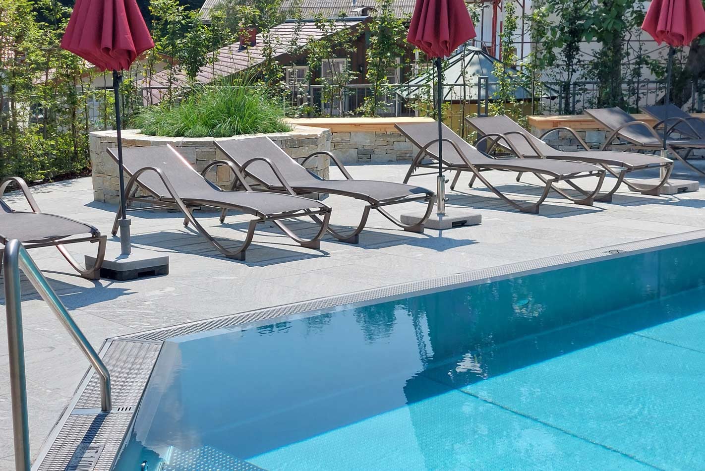 Moderner Outdoor Pool bei den Appartement Schattauer