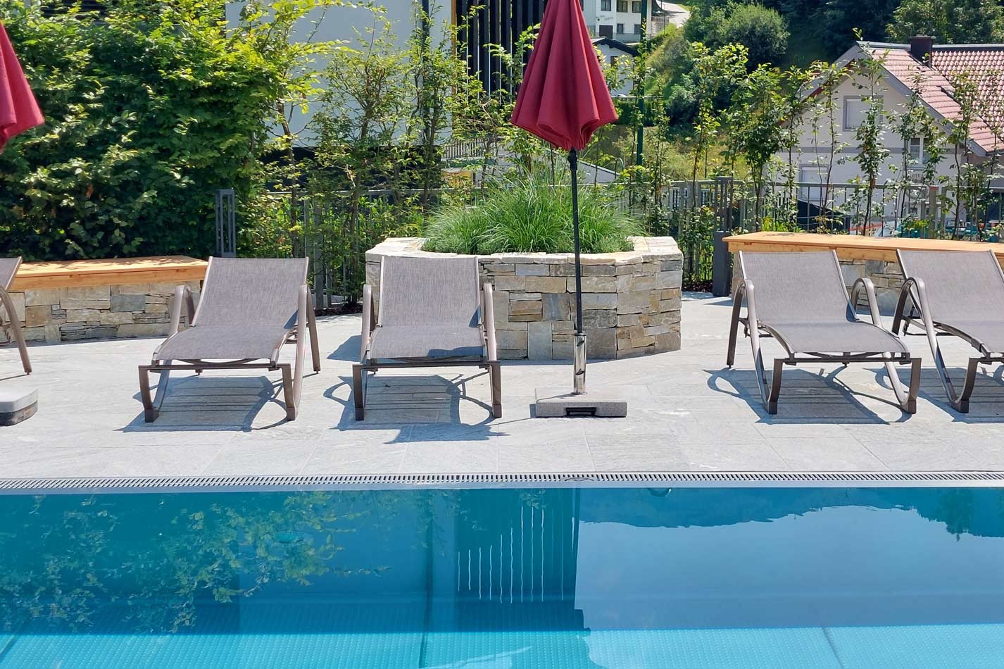 Moderner Outdoor Pool bei den Appartement Schattauer