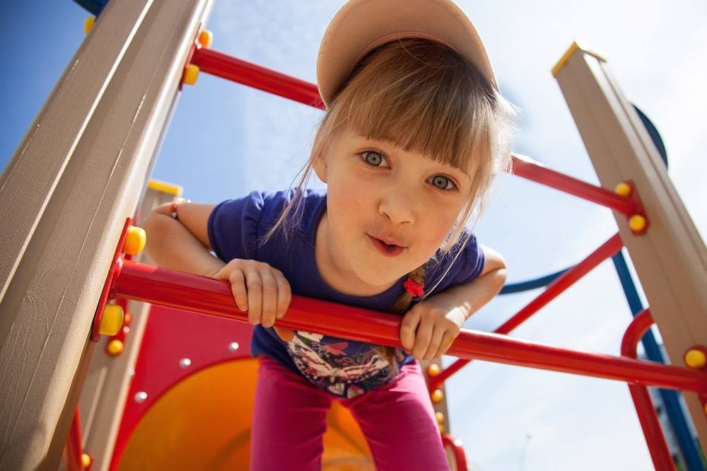 Kind am Spielplatz der Schattauer Appartements Wagrain