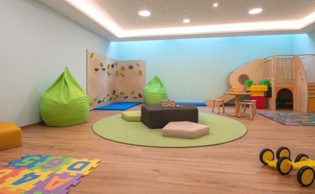 Großes Kinderspielzimmer