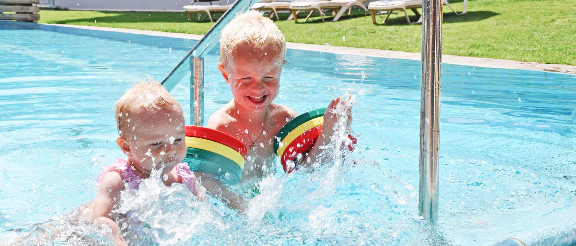 Badespaß im beheizten Schwimmbad bei Schattauer Appartements Wagrain