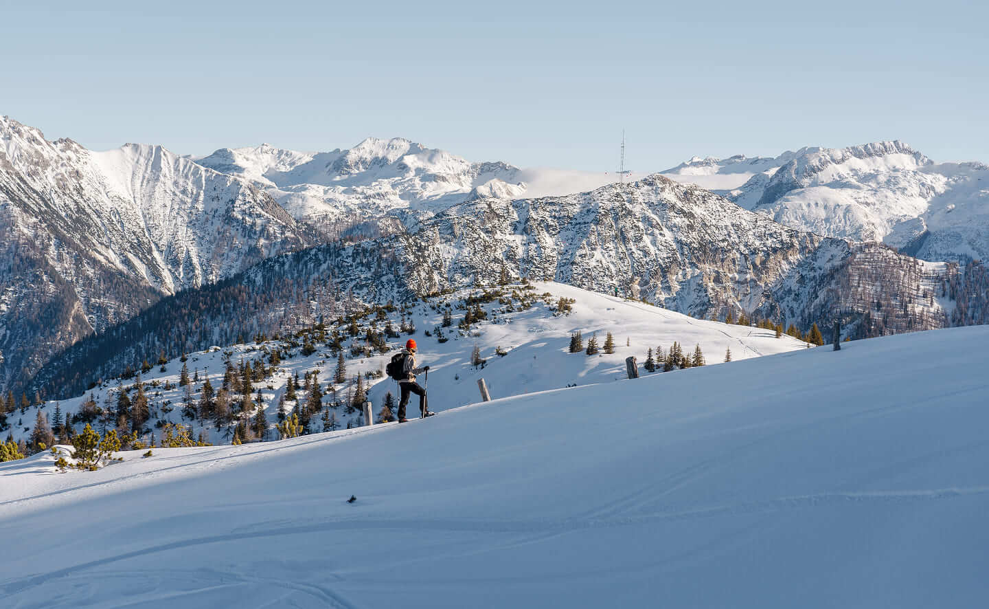 Skitourengeher in der verschneiten Bergwelt rund um Wagrain-Kleinarl © Wagrain-Kleinarl Tourismus/Miriam Lottes
