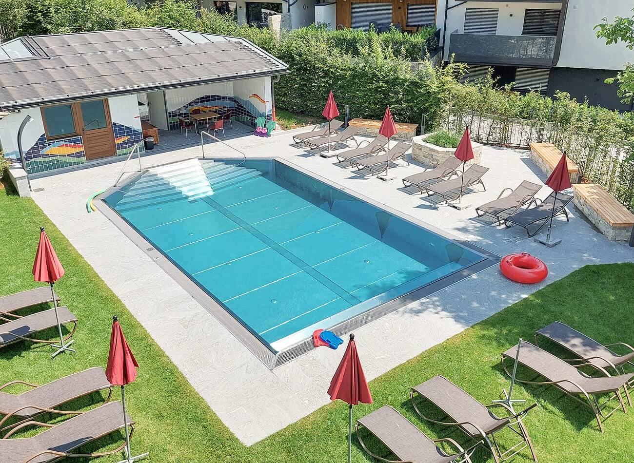 Beheizter Outdoorpool mit Liegewiese und Sonnenterrasse