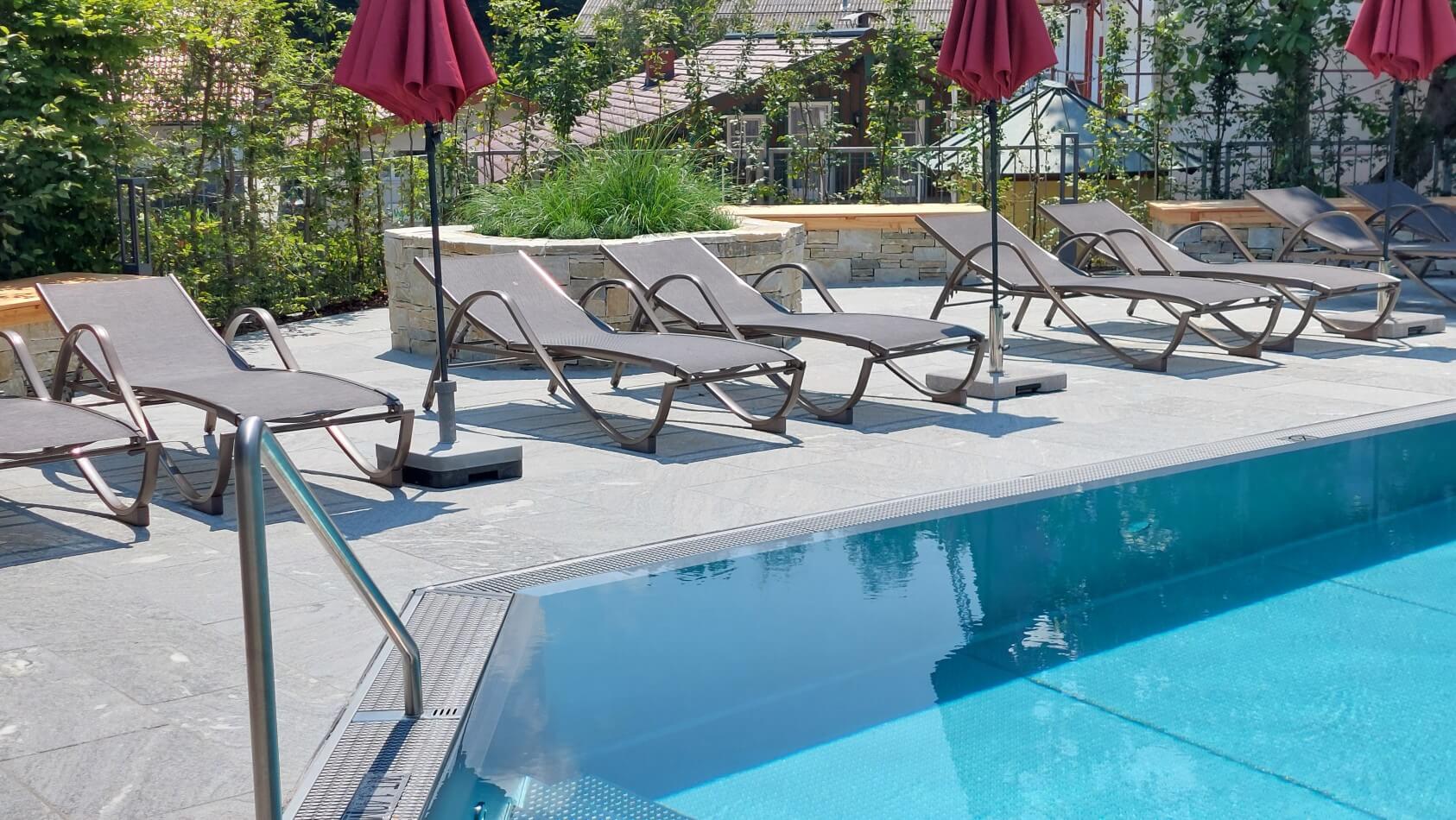 Gemeinsame Familienzeit im beheizten Outdoorpool &copy; Shutterstock