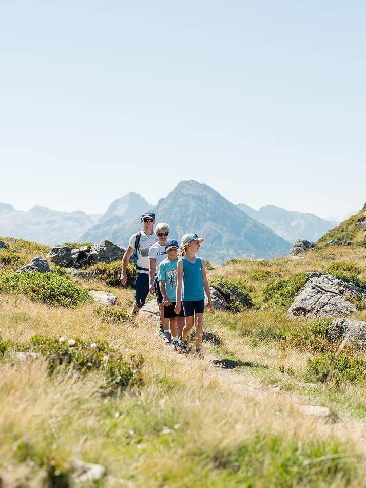 Familie genie&szlig;t gemeinsame Wanderungen durch die Bergwelt rund um Wagrain &copy; Wagrain-Kleinarl Tourismus/ Miriam Lottes