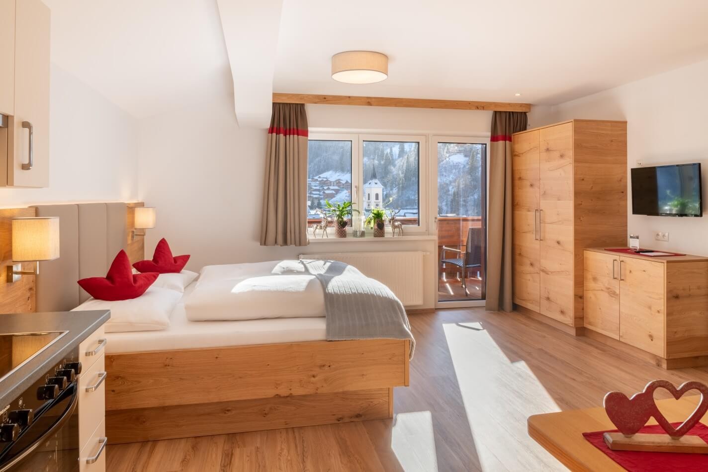 Modernes Schlafzimmer in den Appartements Schattauer mit gem&uuml;tlichem Doppelbett