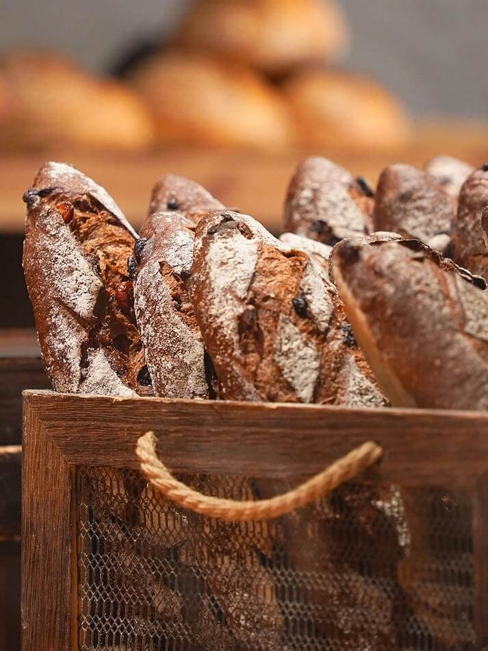 Frisches Geb&auml;ck im Br&ouml;tchenkorb &ndash; t&auml;glicher Br&ouml;tchenservice &copy; Unsplash / lee seunghyub
