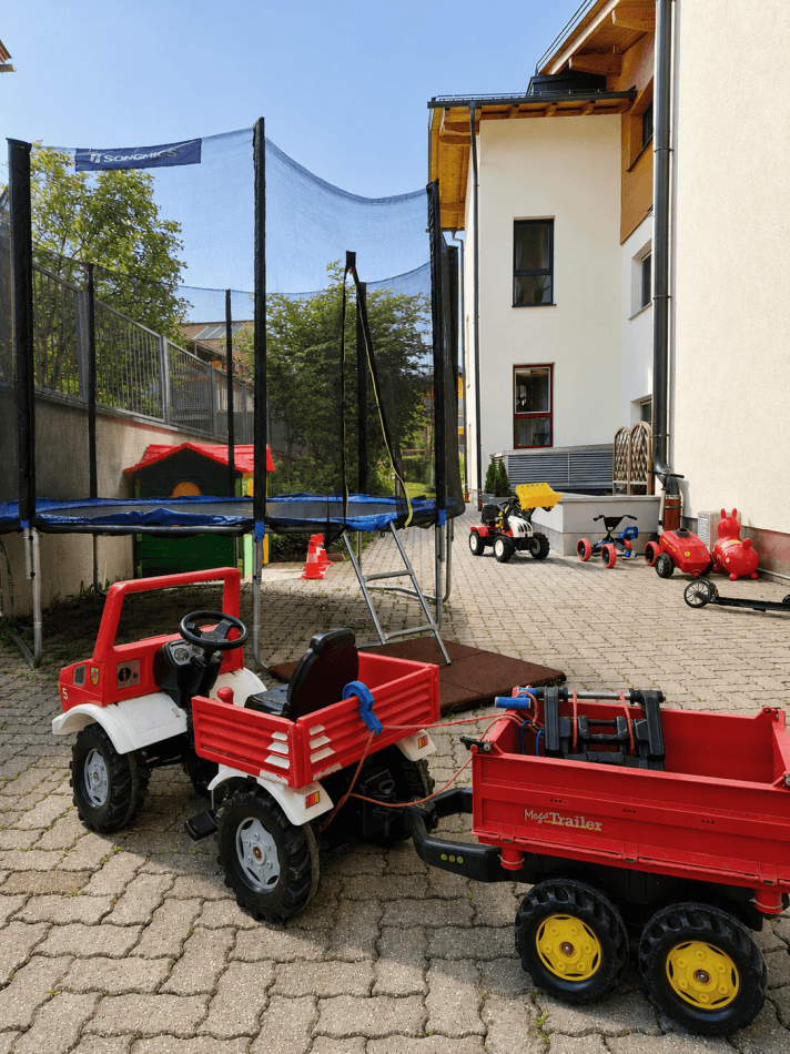 Bobby cars, Trampolin, Tischtennis, Scouter und mehr