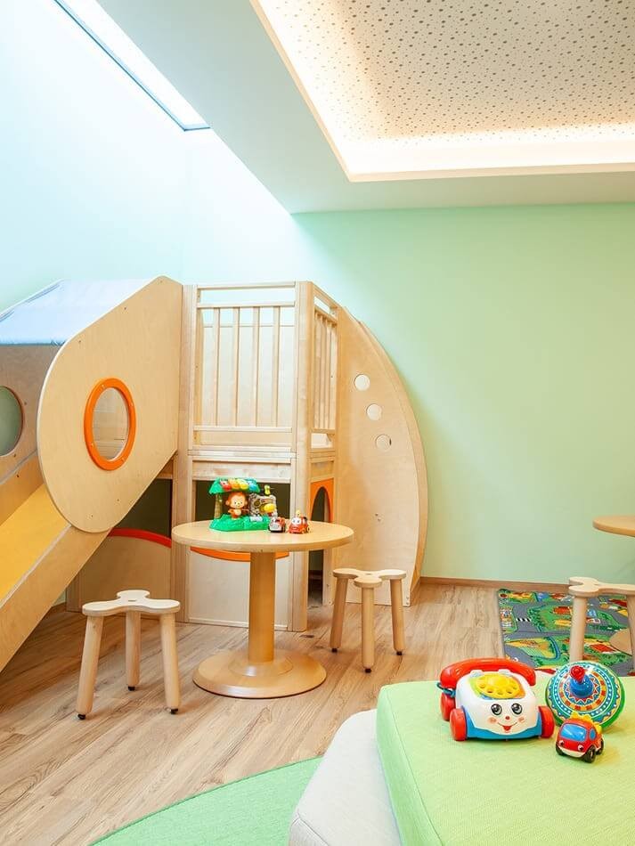 Indoor-Spielbereich f&uuml;r Kinder mit Spielger&auml;ten und liebevoll gestalteter Spielecke