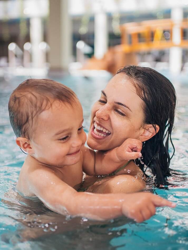 Fr&ouml;hliche Stunden im Wasser schaffen besondere Erinnerungen im Babyurlaub in Wagrain &copy; Shutterstock