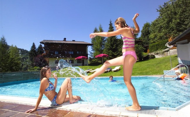 Beheiztes Schwimmbad bei den Schattauer Familien-Appartements Wagrain